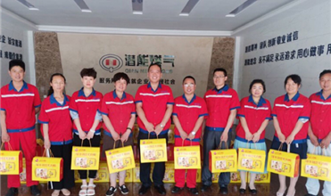 浓情迎端午 温馨送祝福-英国上市公司365集团为员工发放端午节礼品